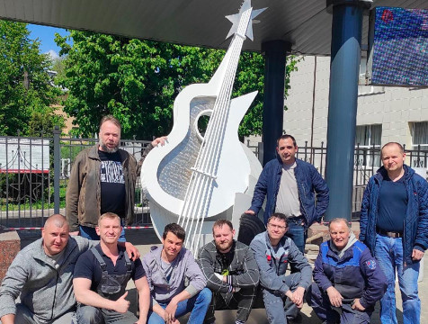 Памятный знак в честь 25-летия «Мира гитары» установили у калужской филармонии