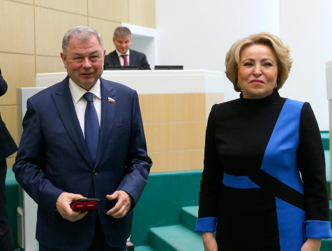 Артамонову вручили почётный знак Совета Федерации «За заслуги в развитии парламентаризма»