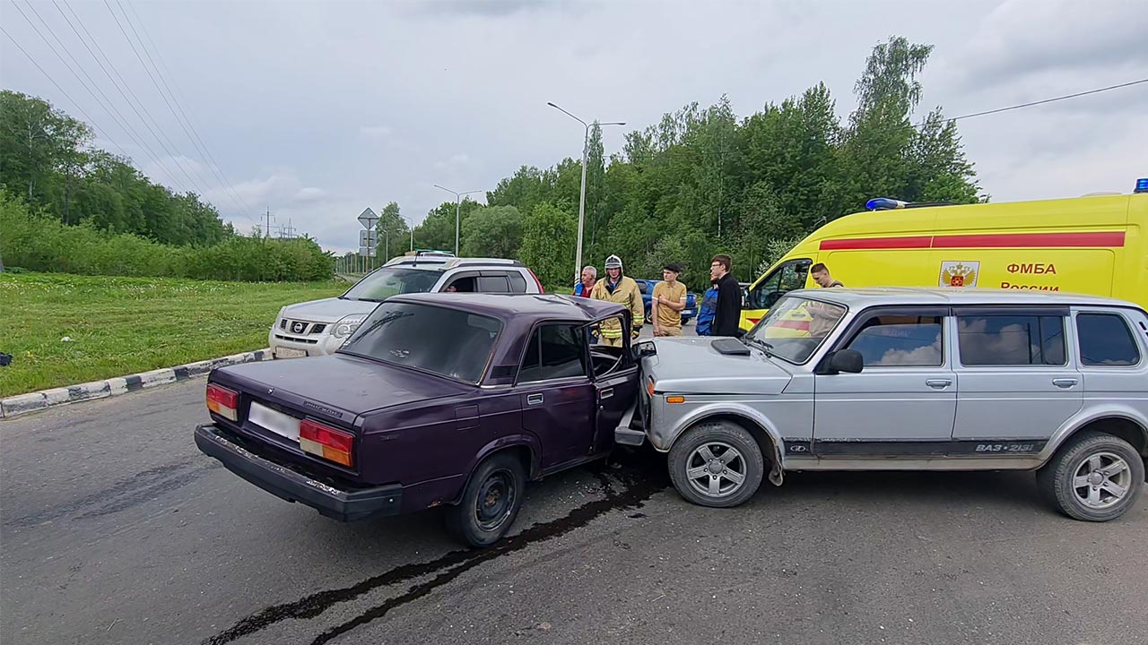 Два человека пострадали при столкновении двух легковушек в Обнинске