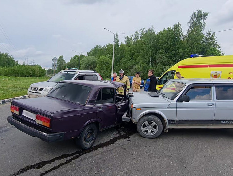 Два человека пострадали при столкновении двух легковушек в Обнинске