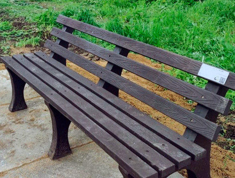 Скамейки из мусора установили в Обнинске