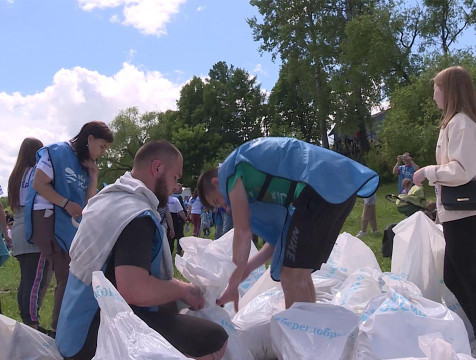 Несколько десятков мешков мусора собрали с берегов Оки в Тарусе