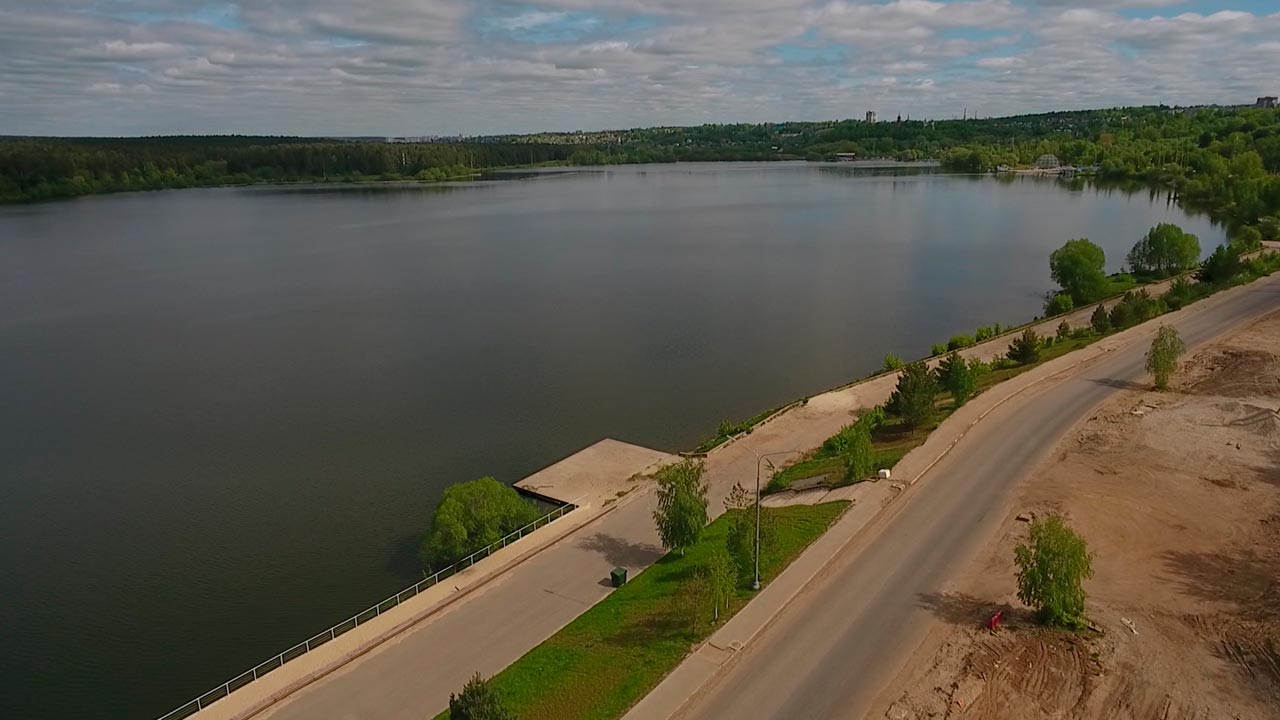 Бывшее водохранилище. Калуга набережная Яченского водохранилища развлечения. Яченское водохранилище. Нязенское водохранилище. Набережная Яченского водохранилища.