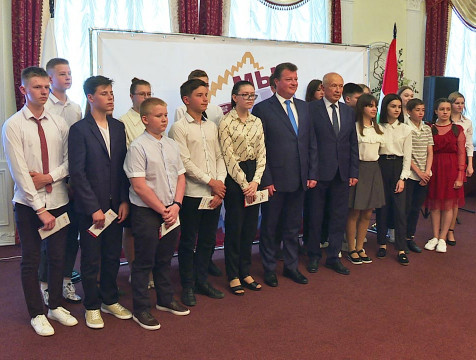 20 школьников получили паспорта накануне Дня России