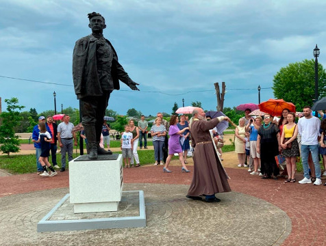 Памятник Николаю Любимову торжественно открыли в Перемышле