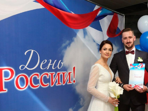 Накануне Дня России в Калуге расписались 42 пары новобрачных