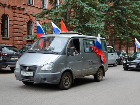 Автопробегом отметили в Калуге День России