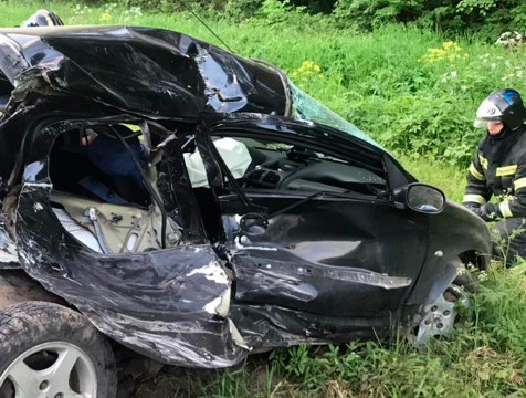 На трассе возле деревни Андреевское КАМАЗ смял иномарку