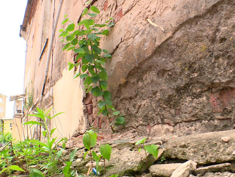 Прокуратура требует ускорить расселение аварийного дома на Достоевского