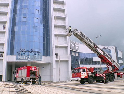 Более 60 спасателей тушили учебный пожар во дворце спорта 