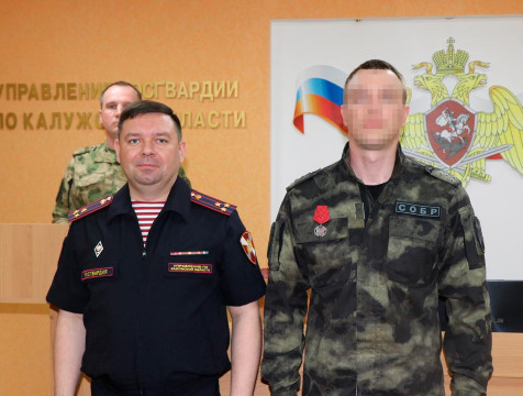 В Калуге участнику спецоперации вручили государственную награду