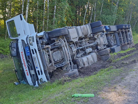 Фура из Турции перевернулась в Боровском районе