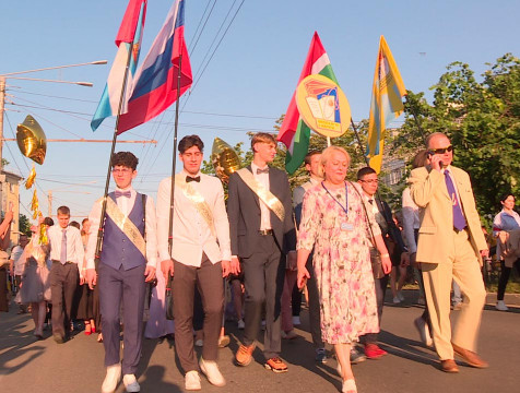 Колонны выпускников прошли по главным улицам Калуги