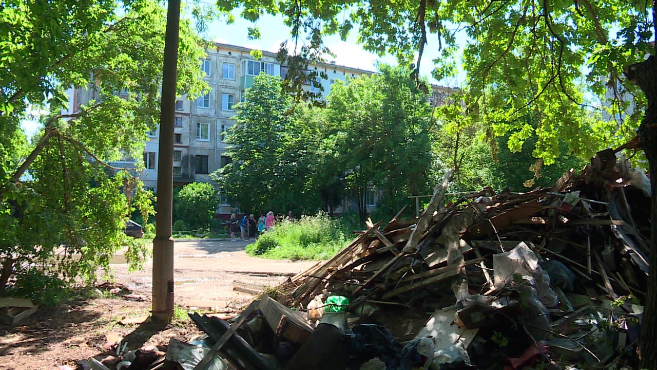 Вывоз мусора и хлама из гаража в Москве с грузчиками