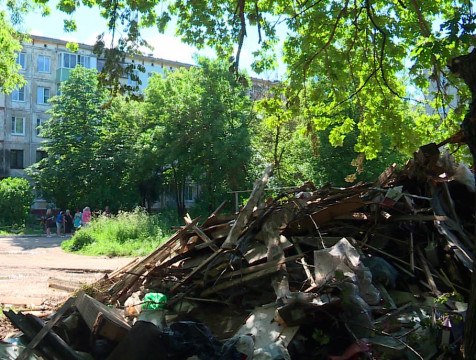 Куча хлама после демонтажа сараев беспокоит жителей двора на Малинниках