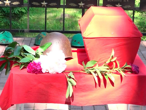 Останки воина-десантника с почестями перезахоронили на кировской земле