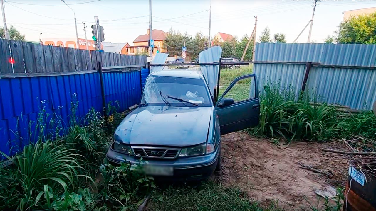 В Жукове авто после ДТП вломилось в огород