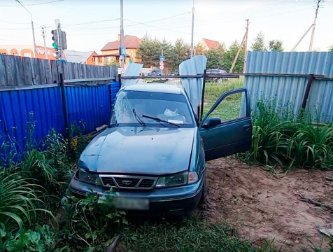 В Жукове авто после ДТП вломилось в огород