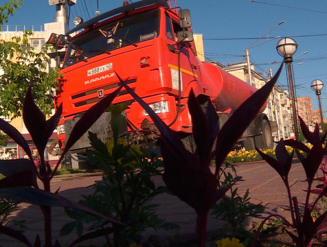 В Калуге четыре поливочные машины спасают цветы и деревья от летнего зноя