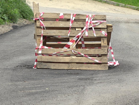 После месяца простоя на улице Баррикад в Калуге завершат ремонт дороги