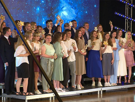 Золотые медали получили более 400 выпускников региона