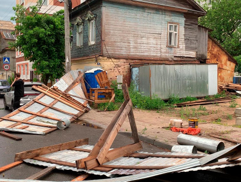 Остановка на Правобережье, забор на Воронина – конструкции не выдержали натиска ветра