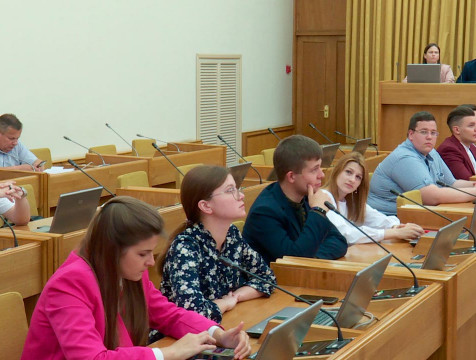 Молодые парламентарии разрабатывают меры соцподдержки многодетных семей