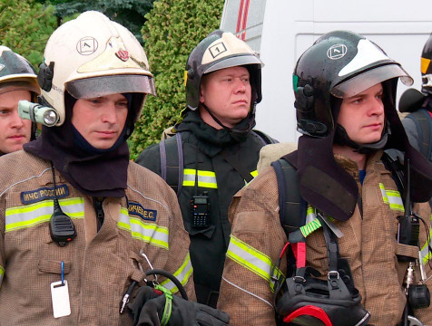 Пожарные МЧС отработали условный пожар с эвакуацией в одном из учебных заведений