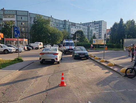 В Обнинске 4-х летняя девочка попала под колёса такси
