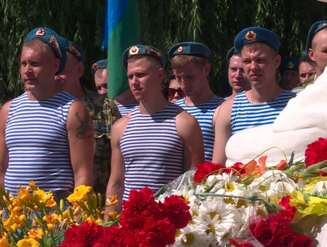 Десантники почтили память павших солдат митингом на площади Победы
