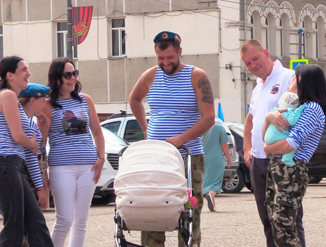 В День ВДВ малоярославчан угостили арбузами