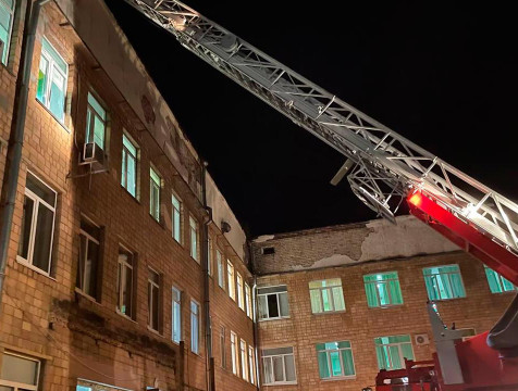 Прокуратура выясняет причины пожара на крыше больницы №5