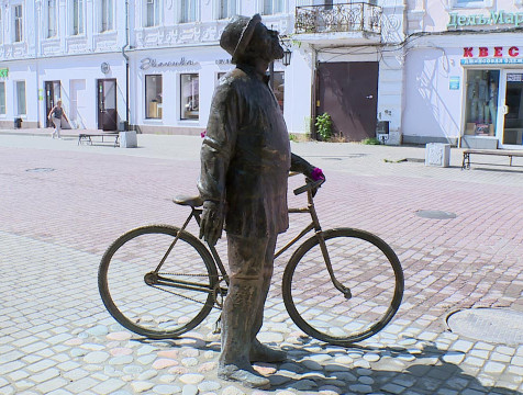 Бронзового Циолковского с велосипедом установили на новое место