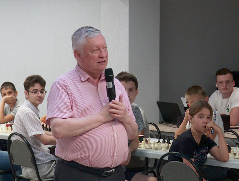 Анатолий Карпов открыл соревнования по шахматам в Калуге