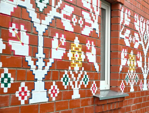 Семья из Калуги расписала свой дом традиционным орнаментом