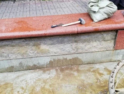 В Калужском сквере на Театральной ремонтируют фонтан