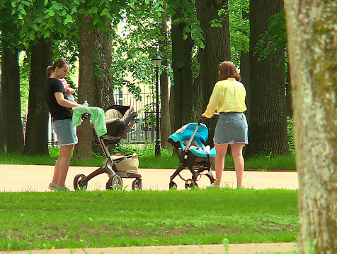 Около 7 тысяч неработающих калужан получают социальные выплаты по уходу за ребенком