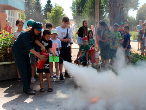 Урок пожарной безопасности провели детям из Первомайска в лагере 