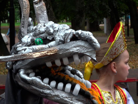 Коляска с трехголовым Змеем Горынычем победила на конкурсе в Калуге