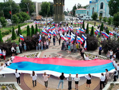 День флага России в Малоярославце отметили исполнением гимна в национальных костюмах