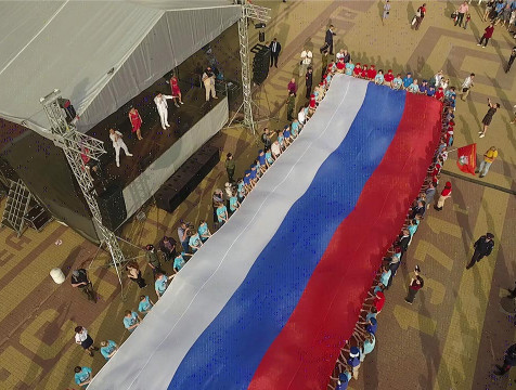 Большой триколор развернули на Театральной площади в Калуге