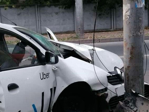 Такси врезалось в столб, погиб пассажир