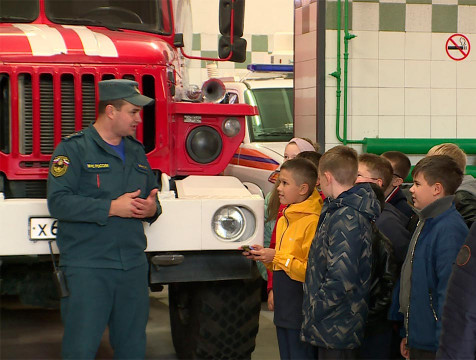 Калужские школьники побывали на уроке ОБЖ в пожарной части