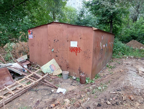 Двор на улице Стеклянников Сад освободят от гаражей