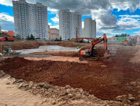 Бетонное основание под фундамент поликлиники начали заливать на Правобережье
