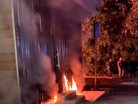 Торговый павильон сгорел на бульваре Энтузиастов в Калуге