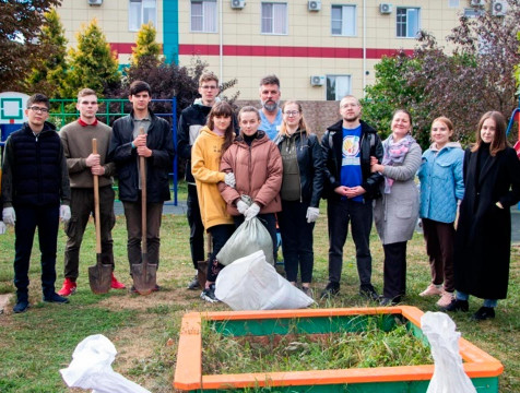 Волонтеры привели в порядок площадку детской больницы в Калуге