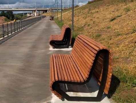 Ортопедические скамейки установили на променаде набережной Оки