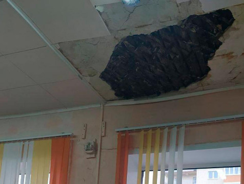 Потолок обрушился в калужской школе №2