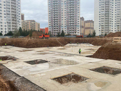 Устройство котлована для новой поликлиники на Правобережье завершено на 100%